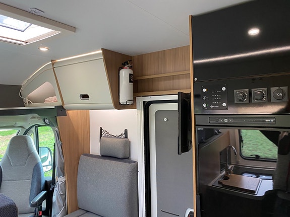 Sun Living S-Series S 75 SC HÖSTKLIPP! Queensbed/ 5 bälten/ Ugn/ Garage 6 of 28