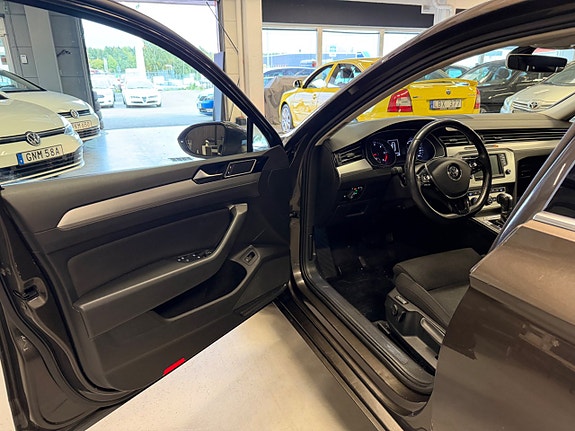 Volkswagen Passat 8 of 25