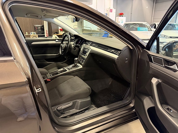 Volkswagen Passat 17 of 25