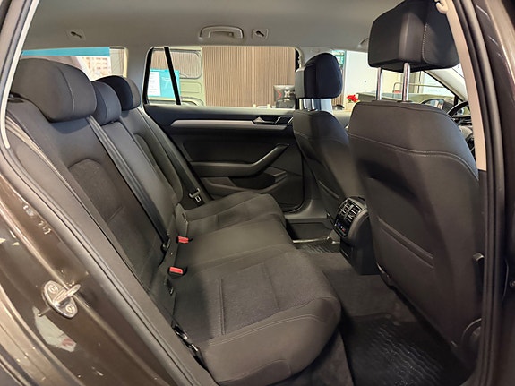 Volkswagen Passat 24 of 25