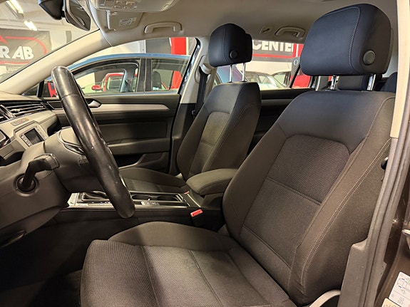 Volkswagen Passat 16 of 25