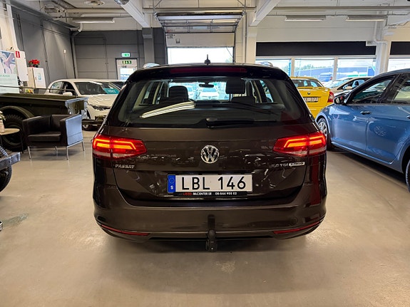 Volkswagen Passat 6 of 25