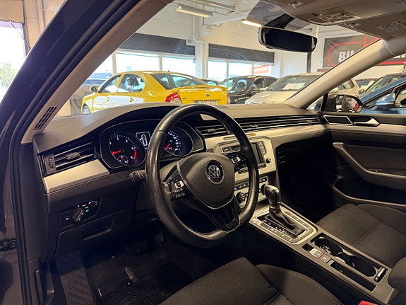 Volkswagen Passat 11 of 25