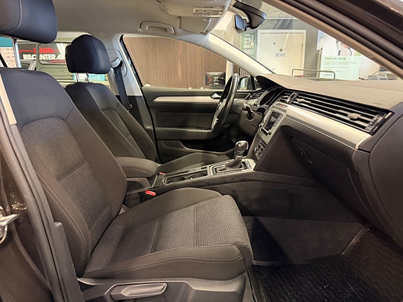 Volkswagen Passat 19 of 25