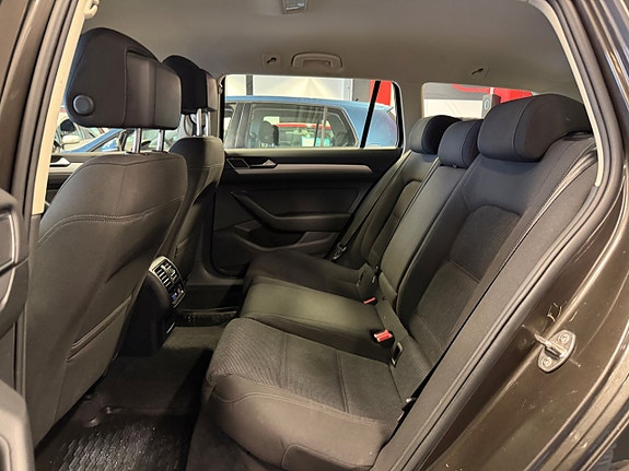 Volkswagen Passat 23 of 25