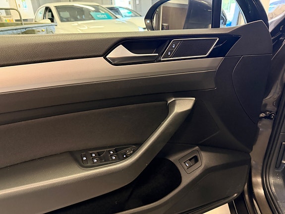Volkswagen Passat 9 of 25