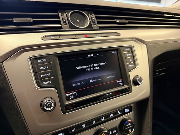 Volkswagen Passat 13 of 25