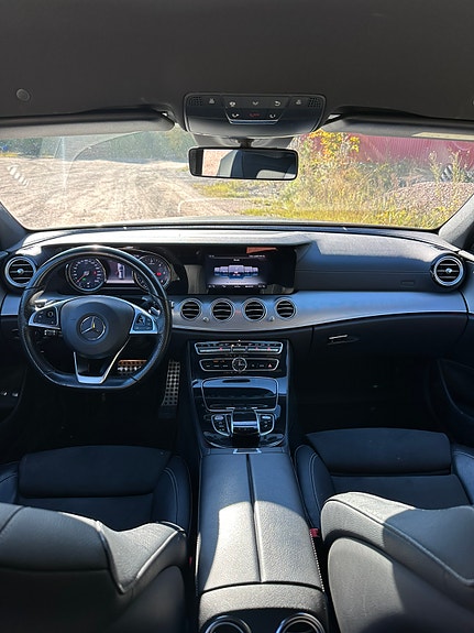 Mercedes-Benz E220 5 of 11