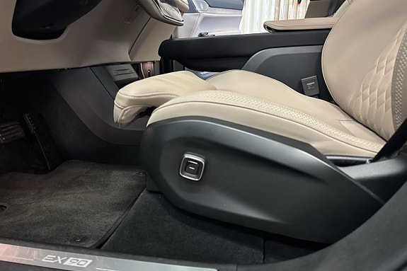 Volvo EX90 17 of 25
