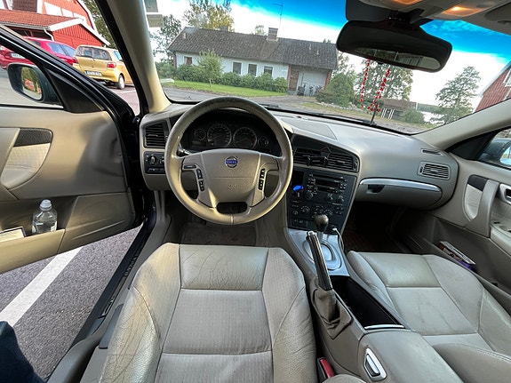 Volvo V70 3 of 6