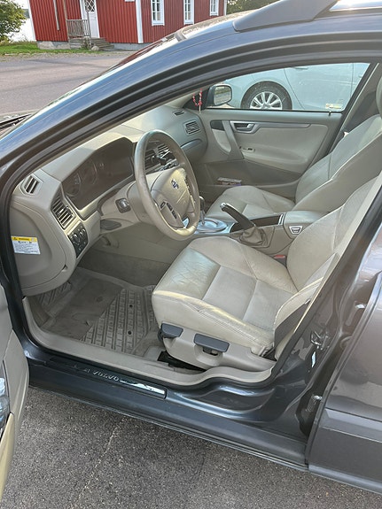Volvo V70 4 of 6