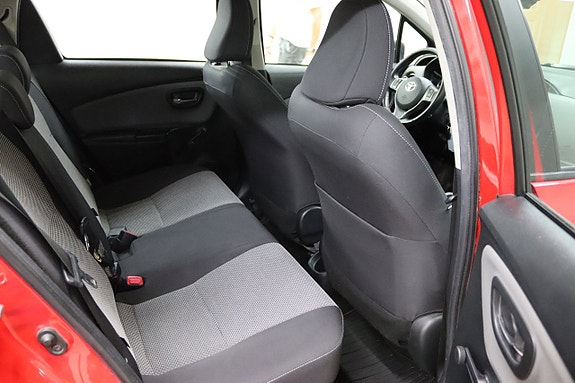 Toyota Yaris 13 of 19