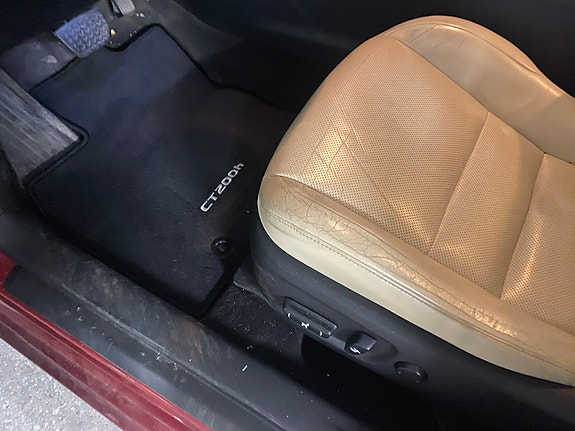 Lexus CT200h 8 of 17