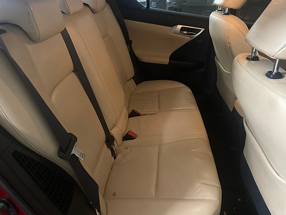 Lexus CT200h 10 of 17