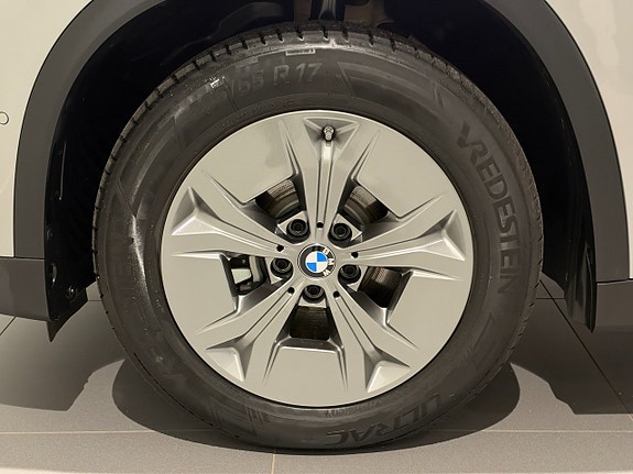 BMW iX1 5 of 18
