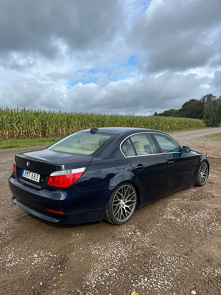 BMW 523i 2 of 12