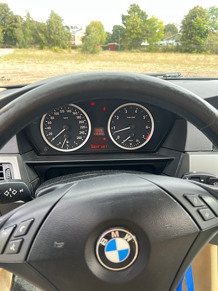 BMW 523i 10 of 12