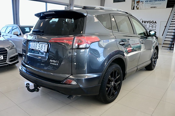 Toyota RAV4 8 of 18