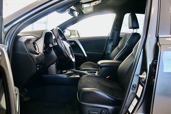 Toyota RAV4 10 of 18