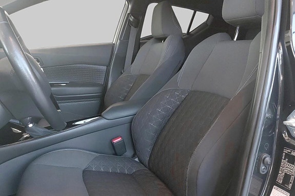 Toyota C-HR 7 of 11