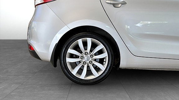 Kia Carens 9 of 21