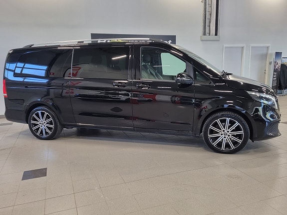 Mercedes-Benz V250 2 of 17