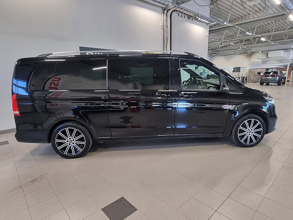 Mercedes-Benz V250 3 of 17