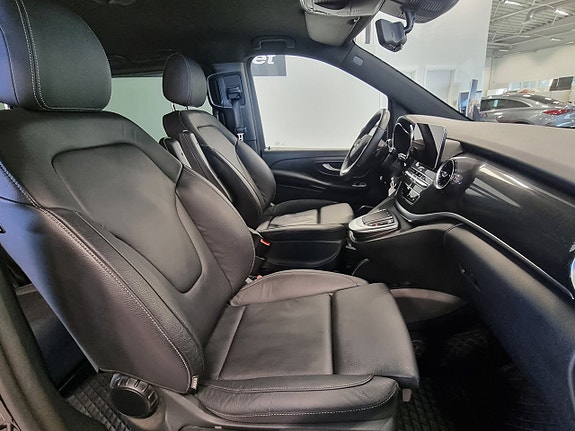 Mercedes-Benz V250 9 of 17