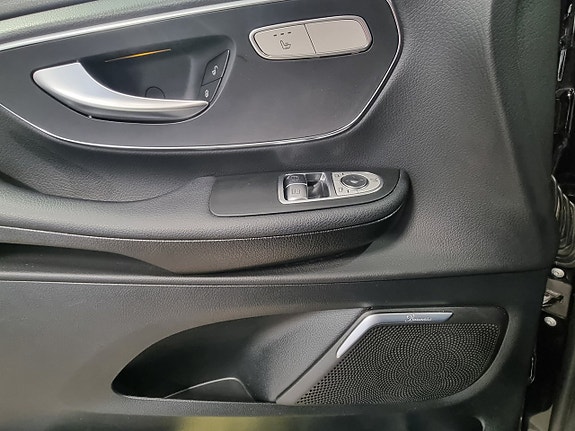 Mercedes-Benz V250 15 of 17