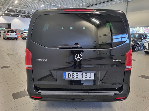 Mercedes-Benz V250 6 of 17