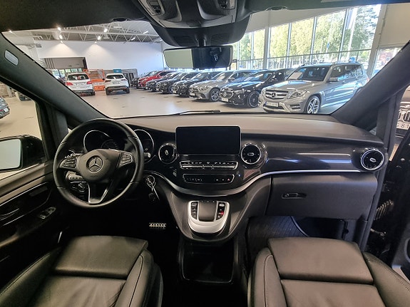 Mercedes-Benz V250 10 of 17