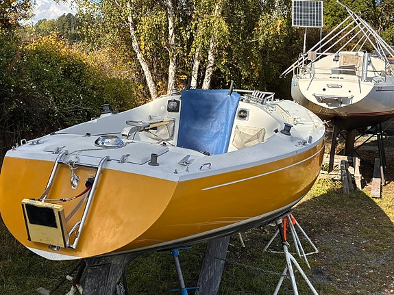 International / Monark 806 2 of 15