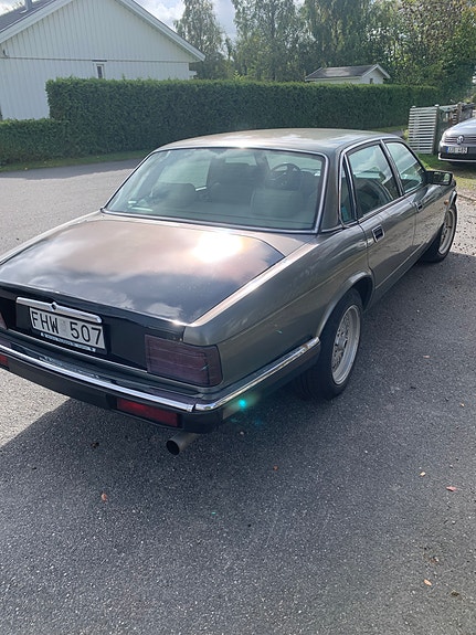 Jaguar XJ40 7 of 18
