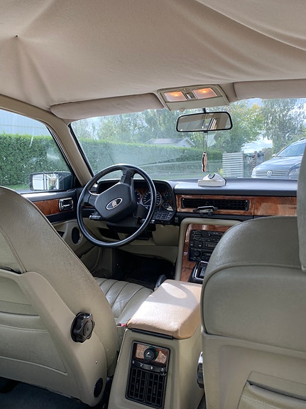 Jaguar XJ40 10 of 18