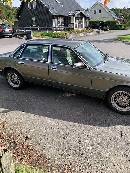 Jaguar XJ40 8 of 18