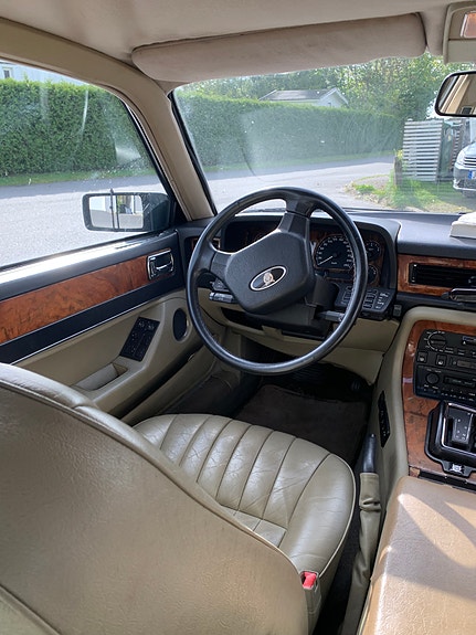 Jaguar XJ40 11 of 18