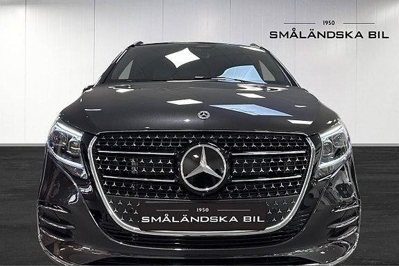 Mercedes-Benz V300 2 of 18