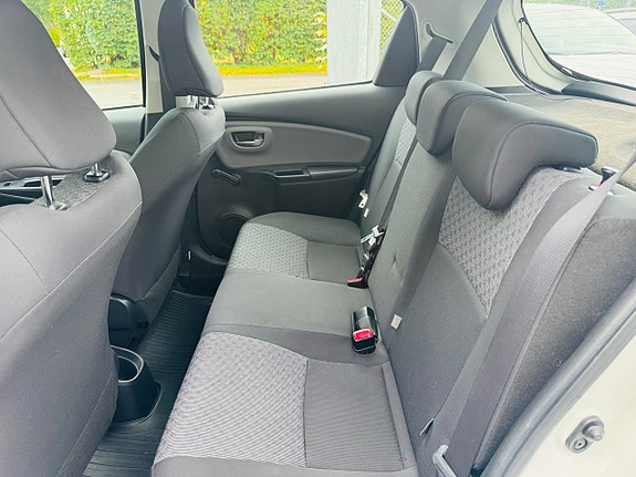 Toyota Yaris 7 of 23