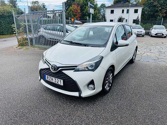 Toyota Yaris 2 of 23