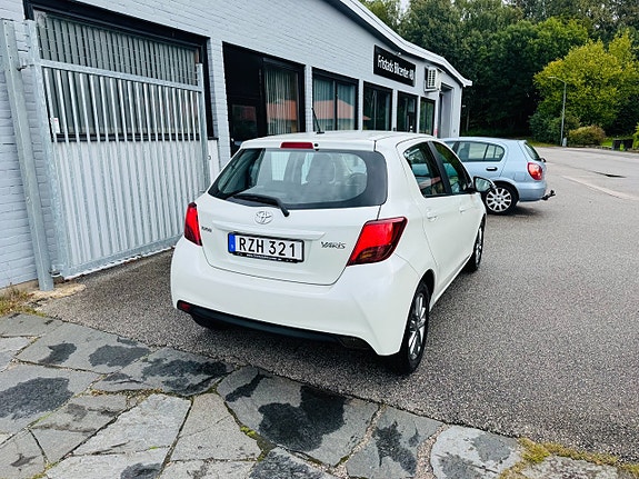 Toyota Yaris 3 of 23