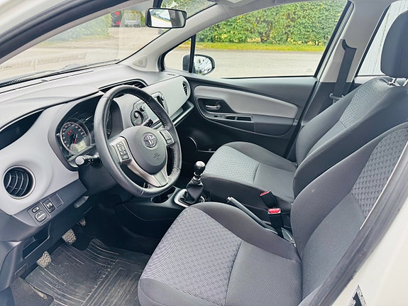 Toyota Yaris 8 of 23