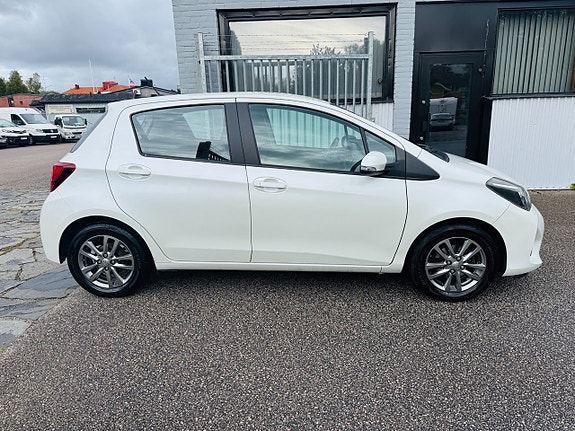 Toyota Yaris 10 of 23
