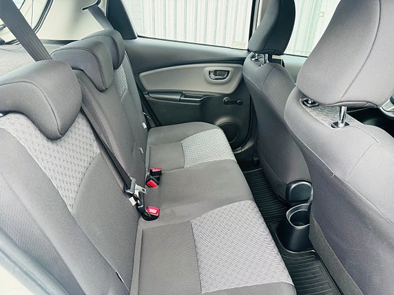 Toyota Yaris 6 of 23