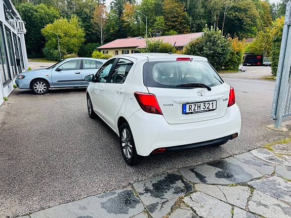 Toyota Yaris 4 of 23