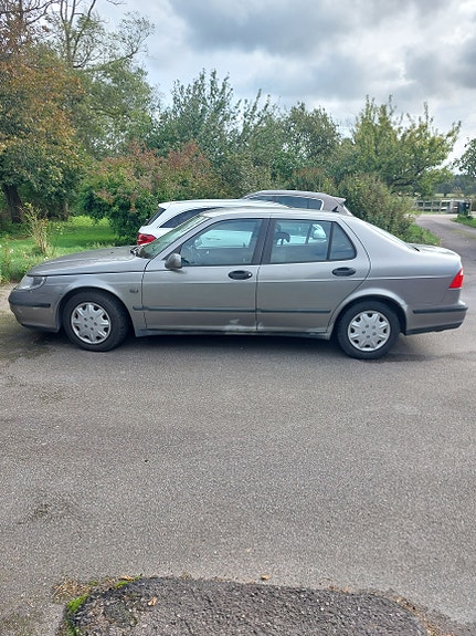 Saab 95 linear sedan automatiskt 2001 . 25000 mil .