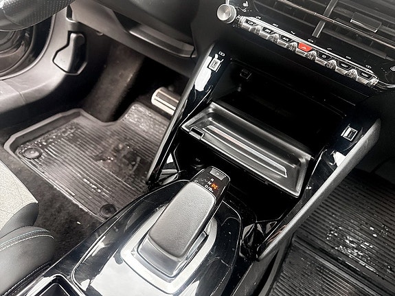 Peugeot e-2008 10 of 15