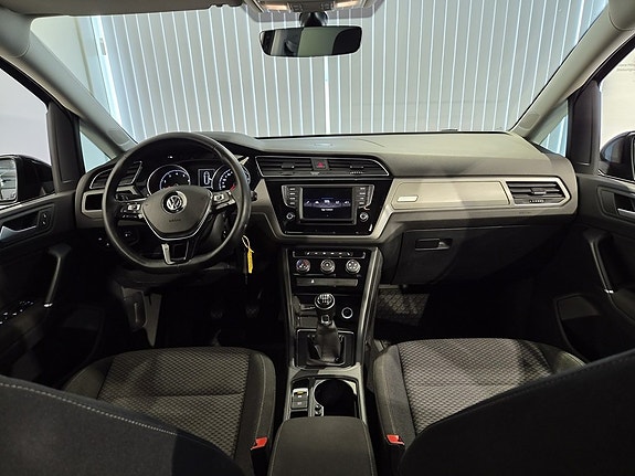 Volkswagen Touran 5 of 16