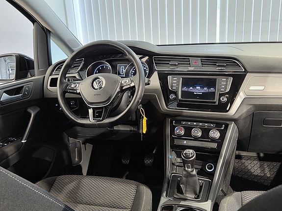 Volkswagen Touran 6 of 16