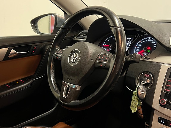 Volkswagen Passat Alltrack 19 of 23