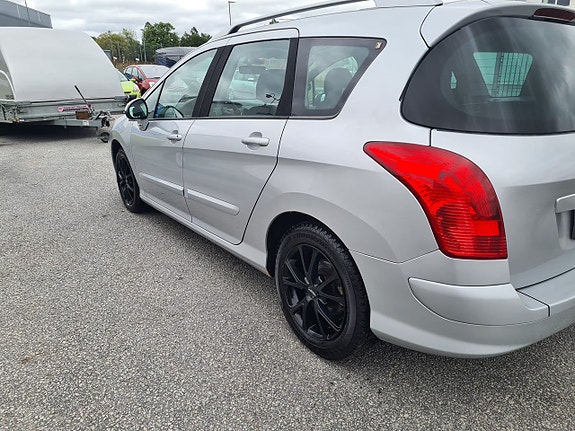 Peugeot 308 SW 2 of 8